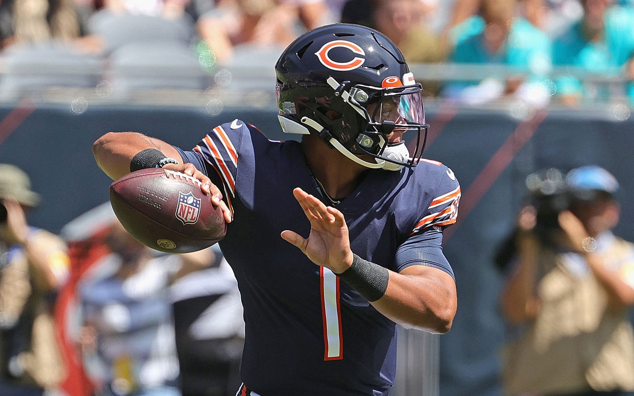 Justin Fields of the Chicago Bears looks to pass the ball in the News  Photo - Getty Images