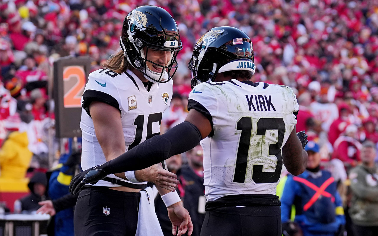 Christian Kirk of the Jacksonville Jaguars attempts a catch as Kader  News Photo - Getty Images