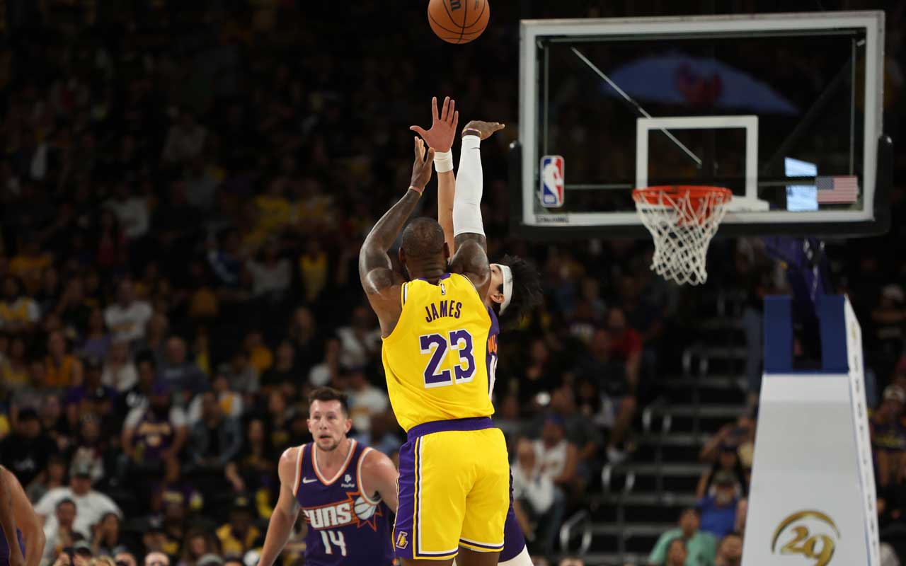 Lakers' LeBron James slam-dunks father time in his 21st NBA season